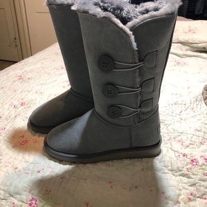NWOT Grey 3 Button UGG Boots Size…Size 7